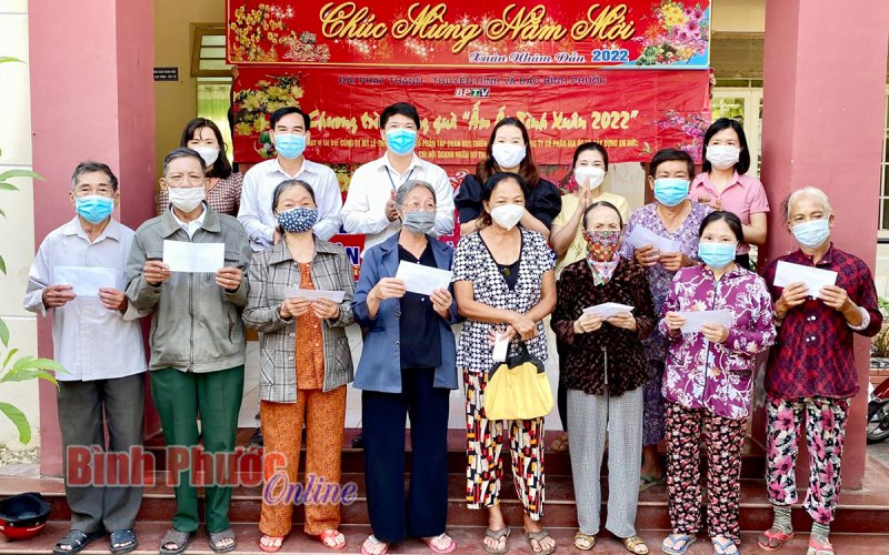 “Ấm áp tình xuân 2022” chia sẻ khó khăn với người dân 