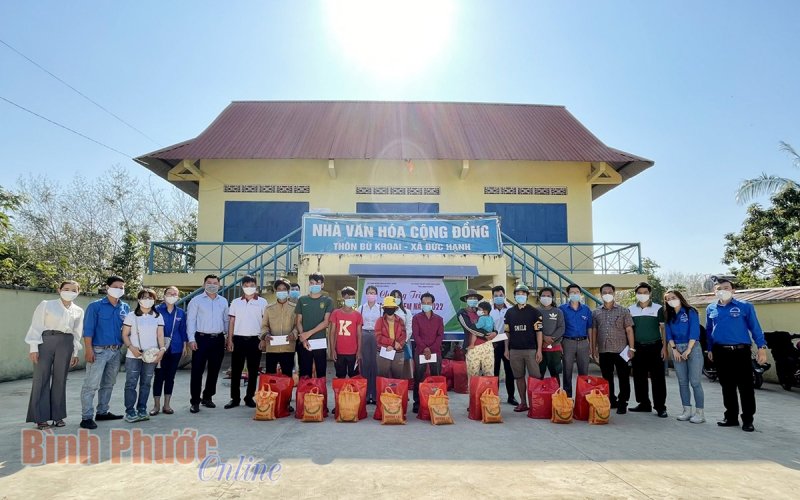 “Áo mới cho em” đưa tết đến thôn Bù Kroai