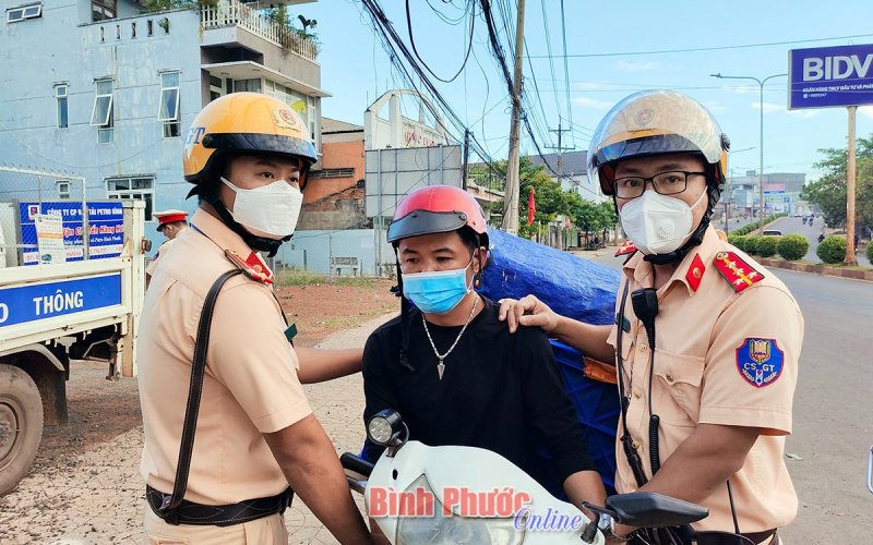 Bắt đối tượng vận chuyển 1.470 bao thuốc lá điếu nhập lậu