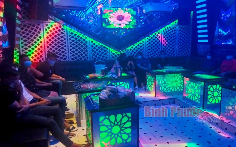 Bắt quả tang 21 nam, nữ “bay lắc” trong quán karaoke