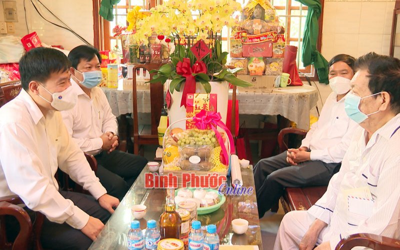 Bí thư Tỉnh ủy Nguyễn Mạnh Cường thăm, chúc tết nguyên Bí thư Tỉnh ủy Bùi Thanh Phong
