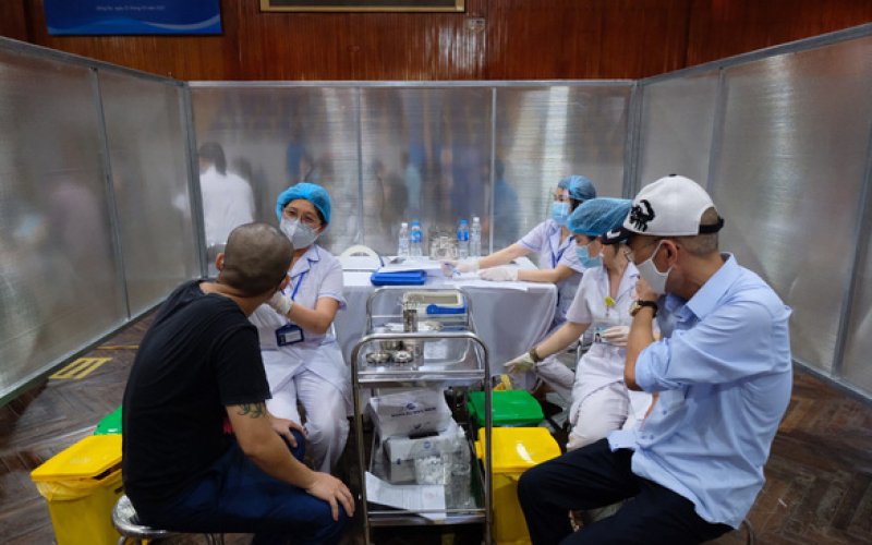 Bộ Y tế bác tin đồn tiêm vắc xin COVID-19 gây vô sinh