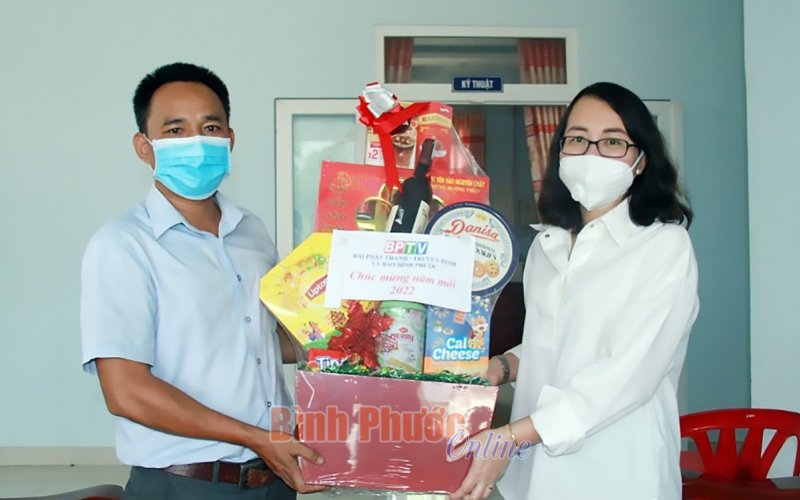 BPTV thăm, tặng quà, chúc tết các đài truyền thanh - truyền hình cơ sở