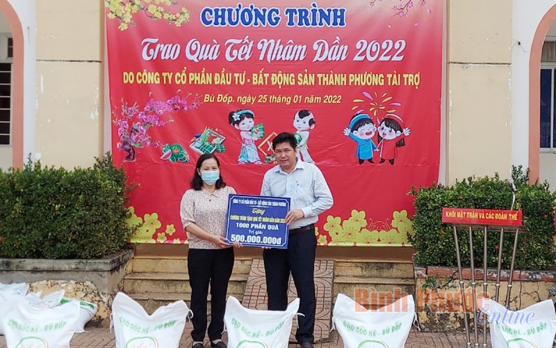 Bù Đốp trao 1.000 phần quà tết cho người nghèo