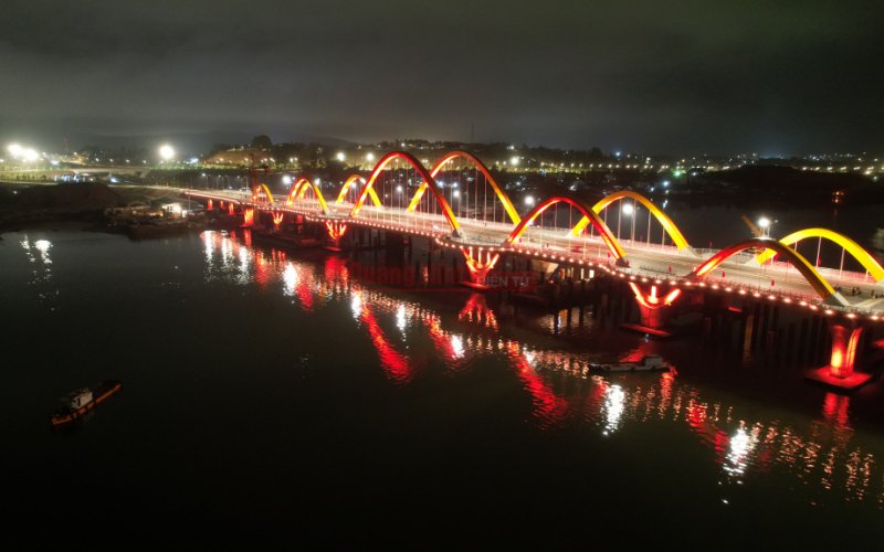 Cầu T&igrave;nh Y&ecirc;u lung linh về đ&ecirc;m