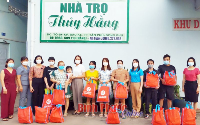 Chia sẻ yêu thương với công nhân khó khăn