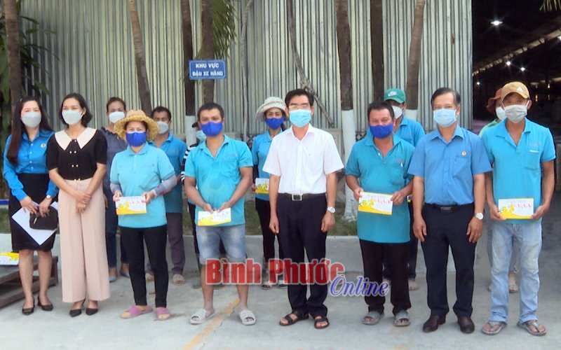 Chơn Thành tặng quà tết cho công nhân khó khăn, xa quê 