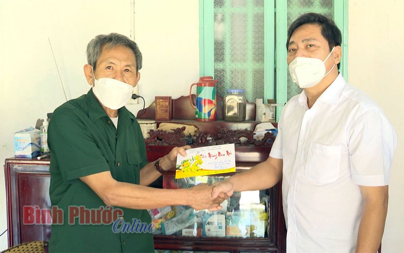 Chơn Thành: Thăm, tặng quà tết cho gia đình chính sách tiêu biểu