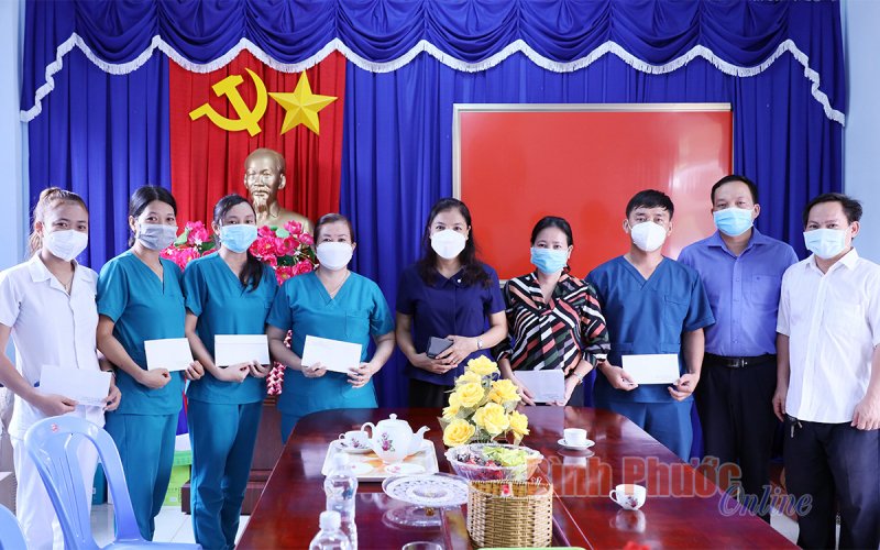 Chủ tịch UBND tỉnh Trần Tuệ Hiền tặng quà lực lượng tuyến đầu