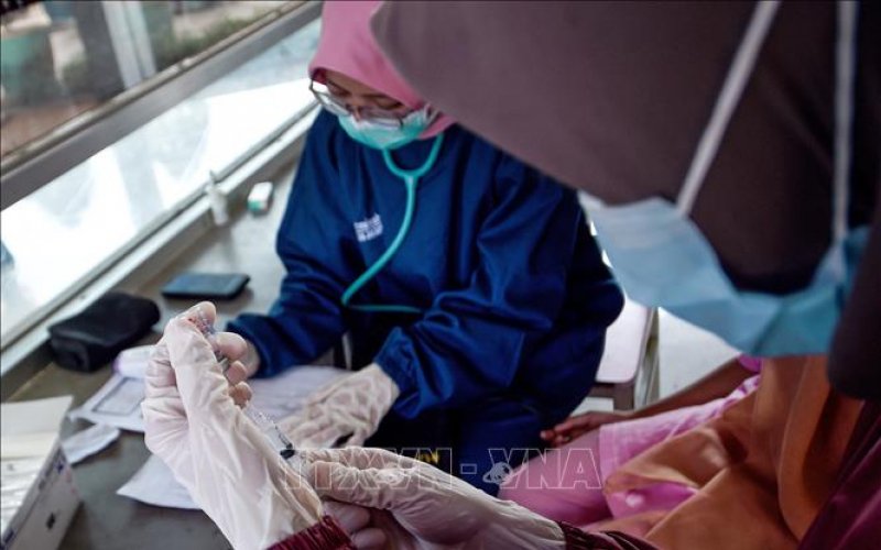 Chuyên gia cảnh báo làn sóng COVID-19 thứ ba tại Indonesia