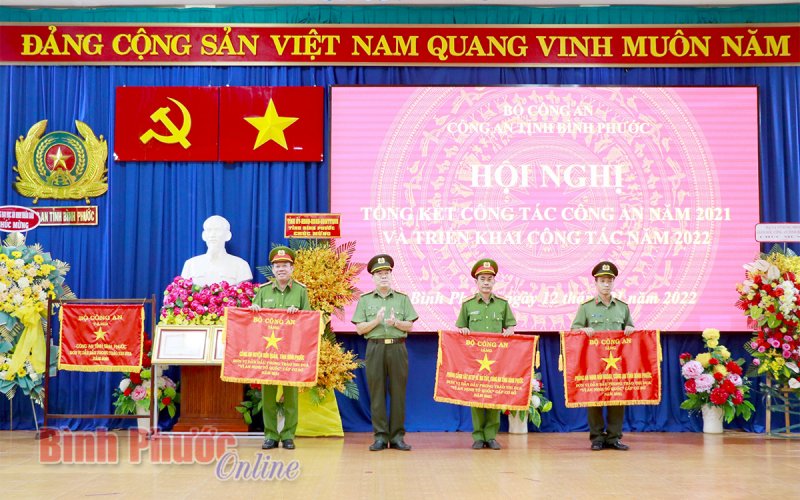 Công an huyện Hớn Quản nhận cờ thi đua của Bộ Công an