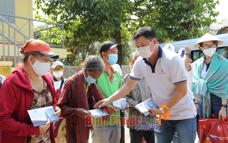 Công ty Cổ phần Đông Tây Land tặng quà 200 phần quà cho  người nghèo đón tết