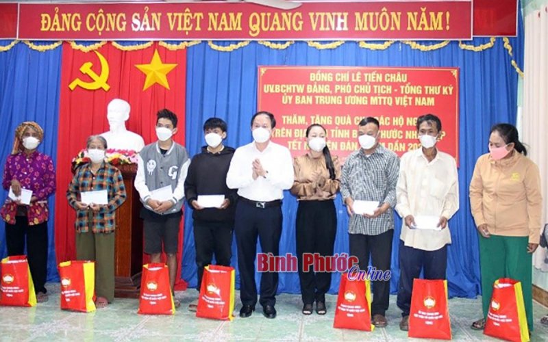 Đại diện Ủy ban Trung ương MTTQ Việt Nam thăm, tặng quà tết người nghèo tại Bình Phước