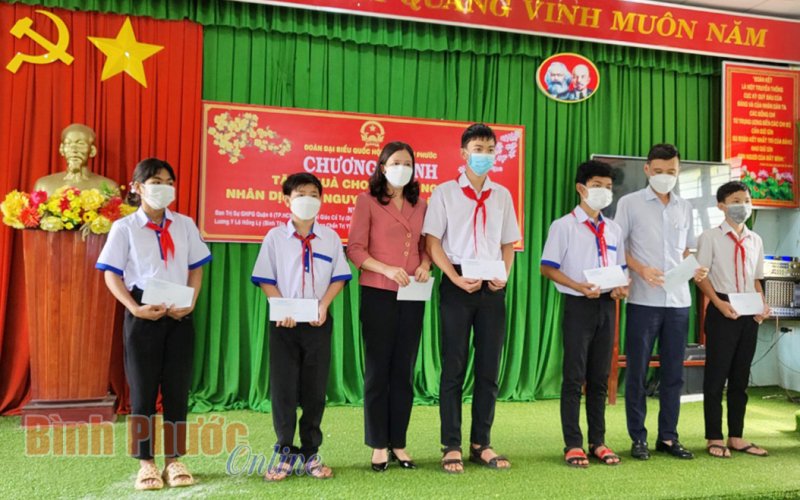 Đoàn ĐBQH tỉnh Bình Phước tặng 430 phần quà, học bổng cho hộ nghèo, học sinh hiếu học