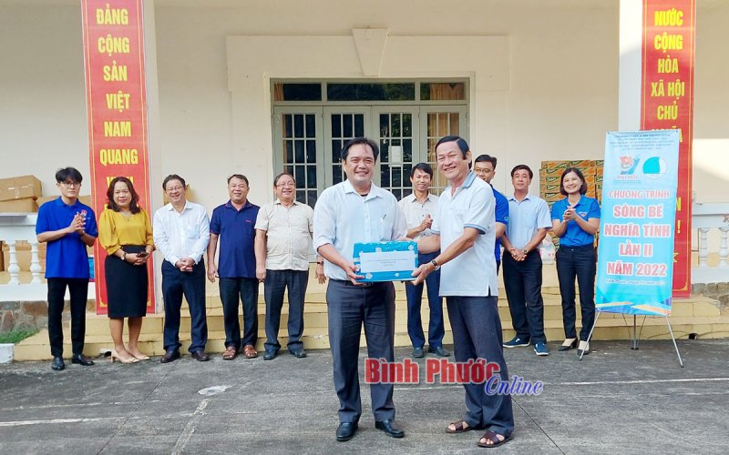 Đoàn Khối Cơ quan và Doanh nghiệp Bình Dương tặng quà tết người nghèo