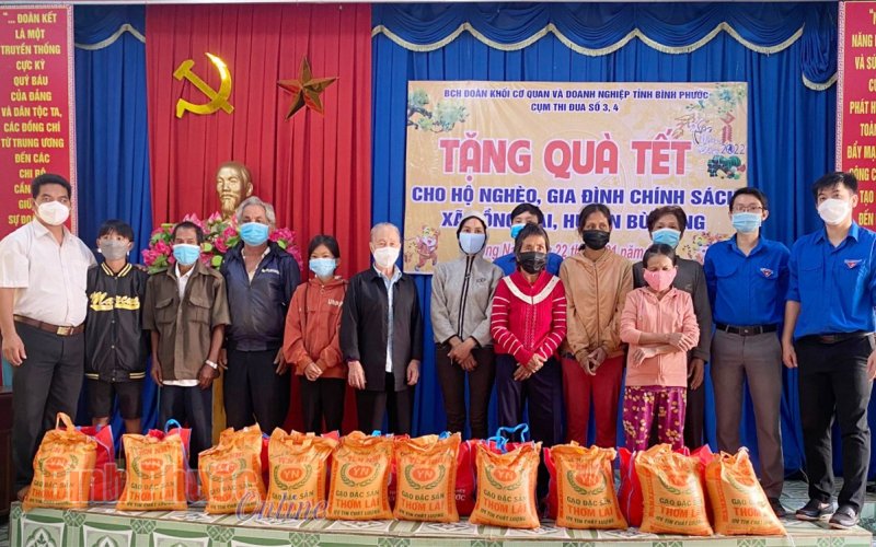 Đoàn khối Cơ quan và Doanh nghiệp tỉnh tặng quà tết người dân xã Đồng Nai