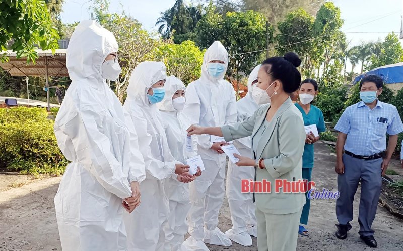 Đội ngũ y, bác sĩ tiếp tục vượt khó, vững niềm tin đẩy lùi dịch bệnh