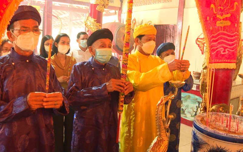 Đưa sắc thần v&agrave; dựng c&acirc;y n&ecirc;u tại Đ&igrave;nh thần Hưng Long