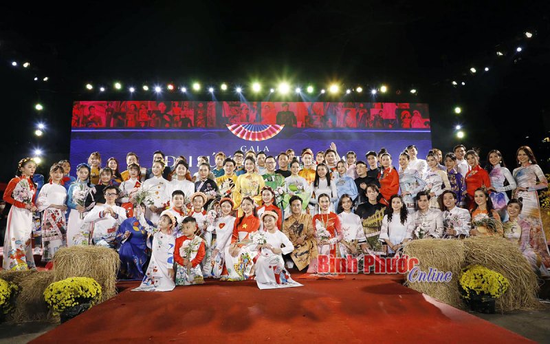 Gala Đại sứ &Aacute;o d&agrave;i ch&agrave;o xu&acirc;n 2022