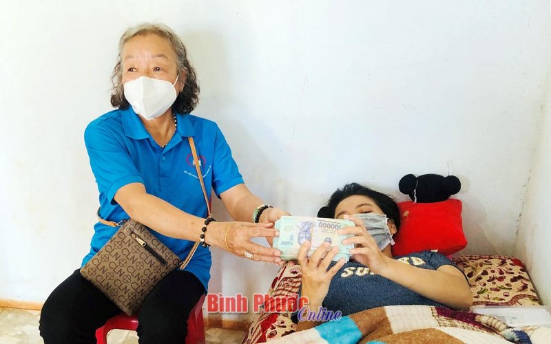 Gần 216 triệu đồng tặng gia đình chị Nguyễn Thị Ngọc Giàu
