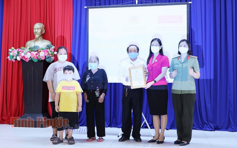 Hỗ trợ đỡ đầu 2 trẻ mồ côi do tác động của dịch Covid-19 