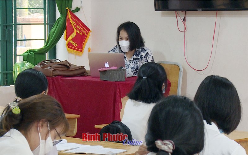 Học sinh khối THPT huyện Bù Đốp vui mừng quay trở lại trường học