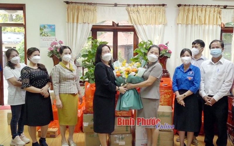 Hơn 120 triệu đồng tiền quà, vật tư y tế tặng Bình Long và Hớn Quản