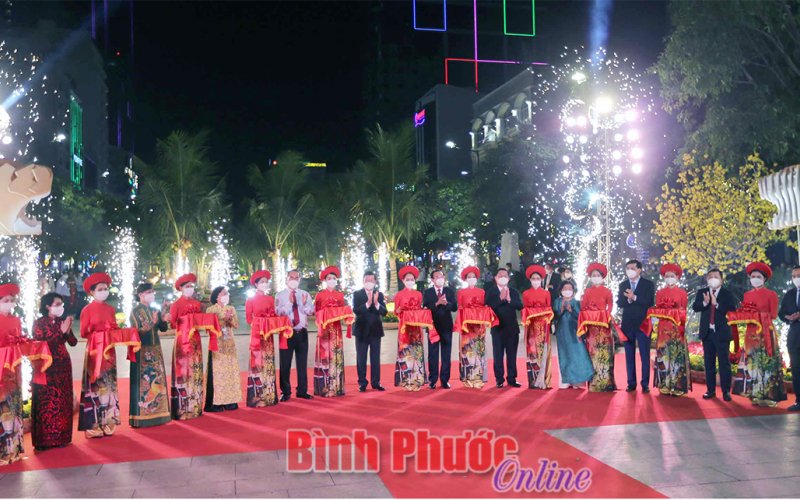 Khai mạc đường hoa Nguyễn Huệ