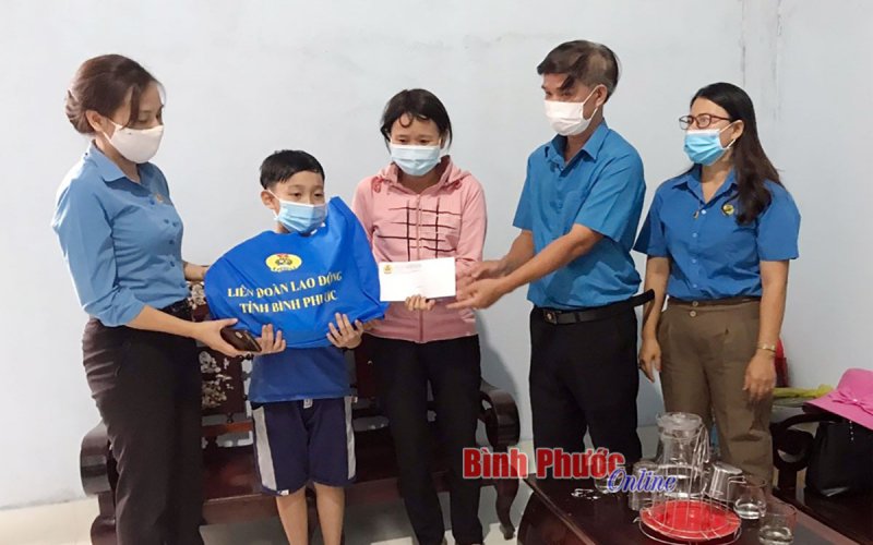 Lãnh đạo LĐLĐ tỉnh tặng quà đoàn viên, người lao động khó khăn