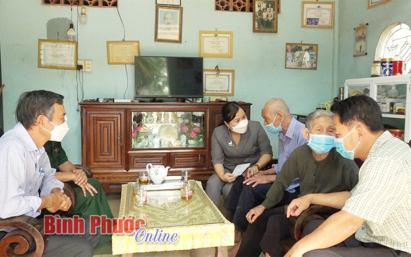 Lãnh đạo thị xã Bình Long thăm, chúc tết gia đình chính sách tiêu biểu