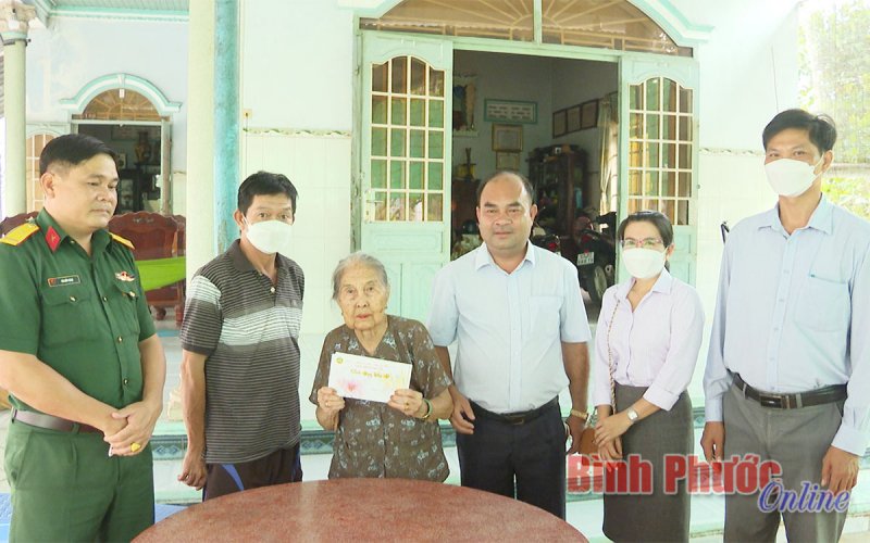 Lãnh đạo tỉnh chúc tết Mẹ Việt Nam anh hùng và lão thành cách mạng 