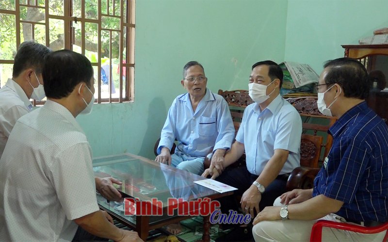 Lãnh đạo tỉnh thăm, chúc tết đảng viên cao tuổi Đảng, gia đình chính sách