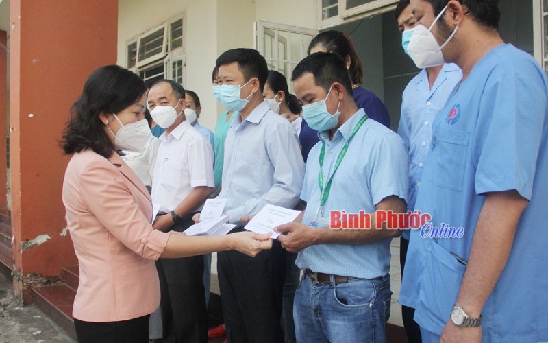 Lãnh đạo tỉnh thăm, động viên lực lượng y tế điều trị F0 