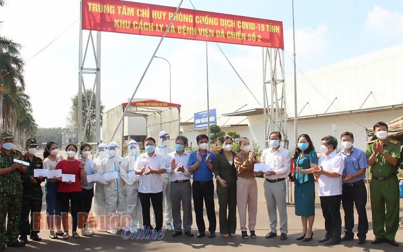 Lãnh đạo tỉnh thăm, tặng quà lực lượng làm nhiệm vụ tại khu điều trị F0