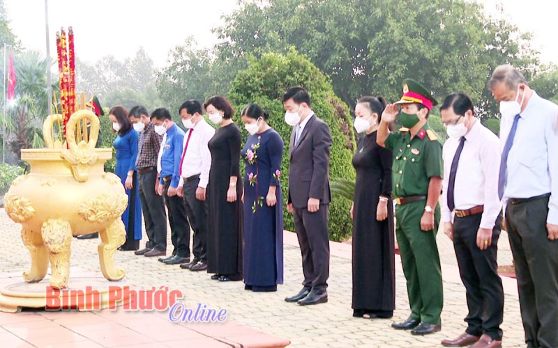 Lãnh đạo tỉnh viếng nghĩa trang liệt sĩ nhân tết Nguyên đán Nhâm Dần 2022