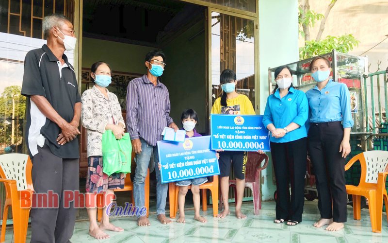LĐLĐ tỉnh Bình Phước trao sổ tiết kiệm cho 2 trẻ mồ côi mẹ do Covid-19