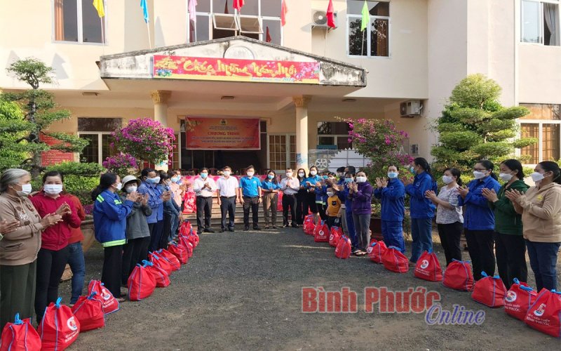 Liên đoàn Lao động tỉnh tặng quà tết công nhân vệ sinh môi trường, đô thị