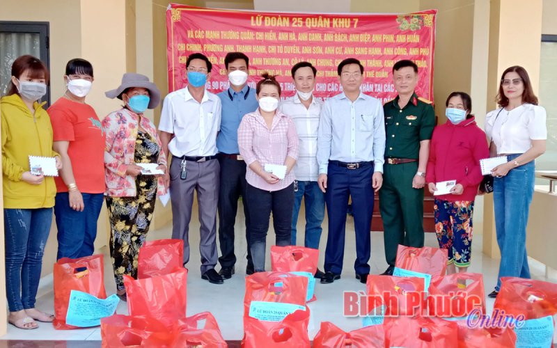 Lữ đoàn Công binh 25 tặng 102 phần quà tết người dân 