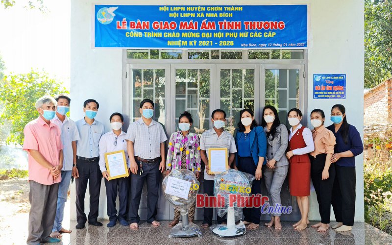 “Mái ấm tình thương” tặng hộ khó khăn