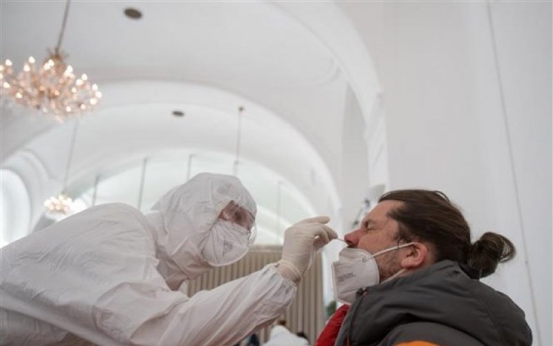 Nhiều nước sửa quy định phòng dịch do Omicron "ít nghiêm trọng"