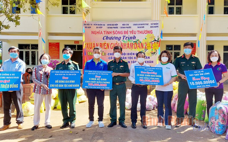 Những phần quà nghĩa tình đến với người dân Hưng Phước