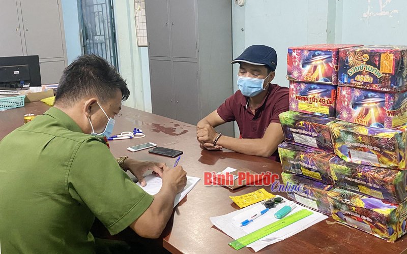 Phát hiện hàng chục kg pháo lậu ngụy trang trong xe tải