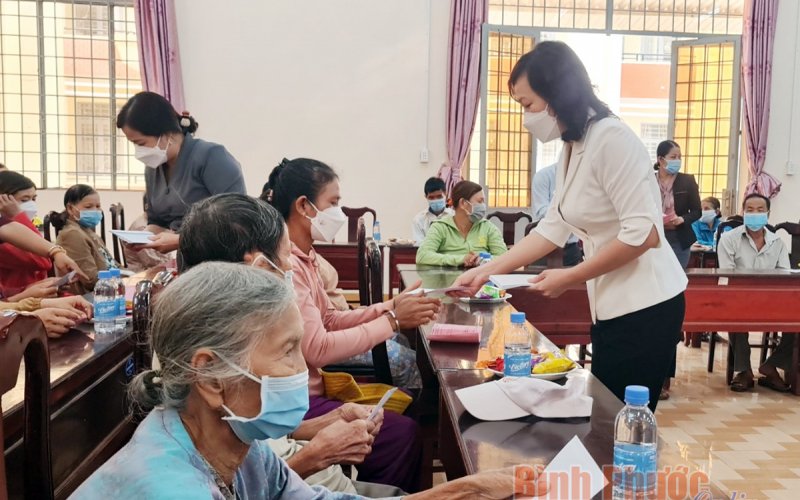 Phó bí thư Thường trực Tỉnh ủy, Chủ tịch HĐND tỉnh tặng quà người dân khó khăn 