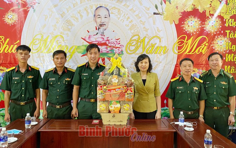 Phó bí thư Thường trực Tỉnh ủy Huỳnh Thị Hằng chúc tết các đơn vị lực lượng vũ trang