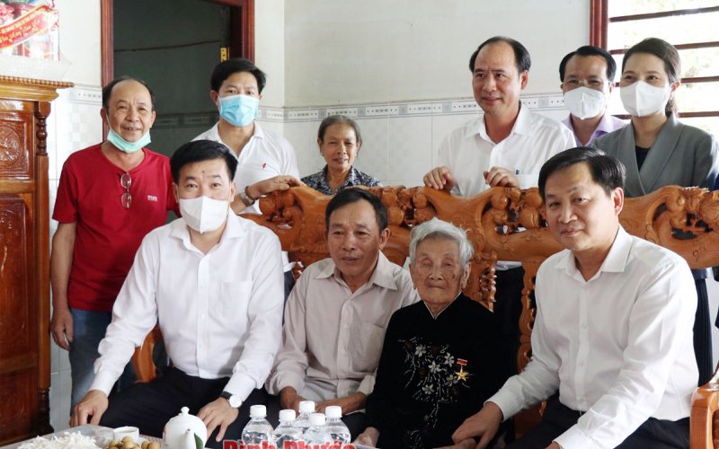 Phó thủ tướng Chính phủ Lê Minh Khái thăm, tặng quà Mẹ Việt Nam Anh hùng Hà Thị Tần