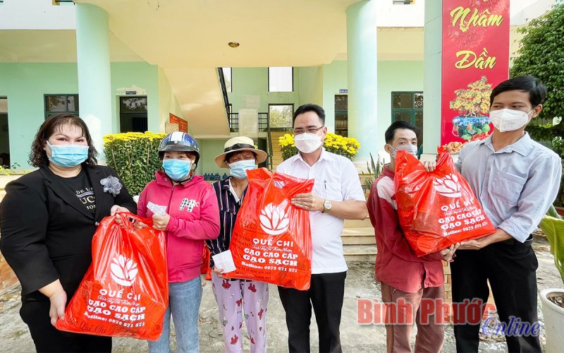 Phòng khám đa khoa Tâm Đức tặng 250 phần quà "Ấm áp tình xuân 2022"