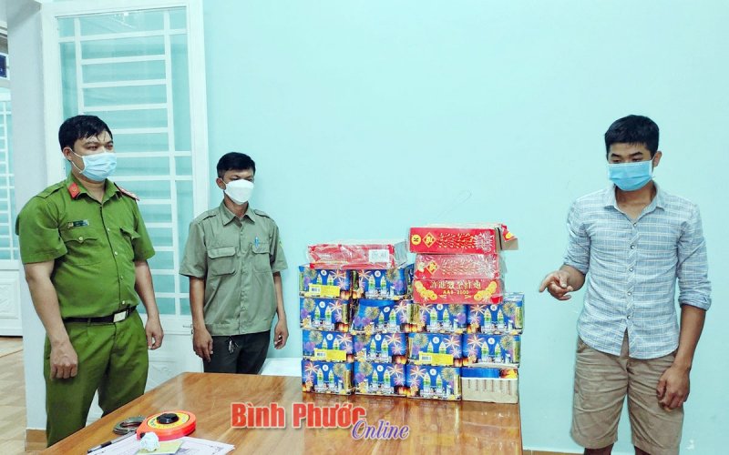 Phước Long bắt giữ 2 vụ vận chuyển pháo nổ trái phép