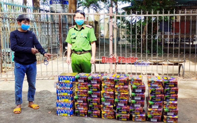 Phước Long: Bắt giữ đối tượng vận chuyển 104kg pháo lậu