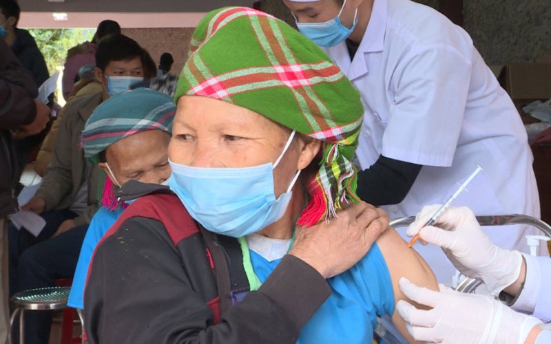 Quảng Ninh “phủ sóng” vắc xin phòng COVID-19 mũi 3 sớm nhất cả nước