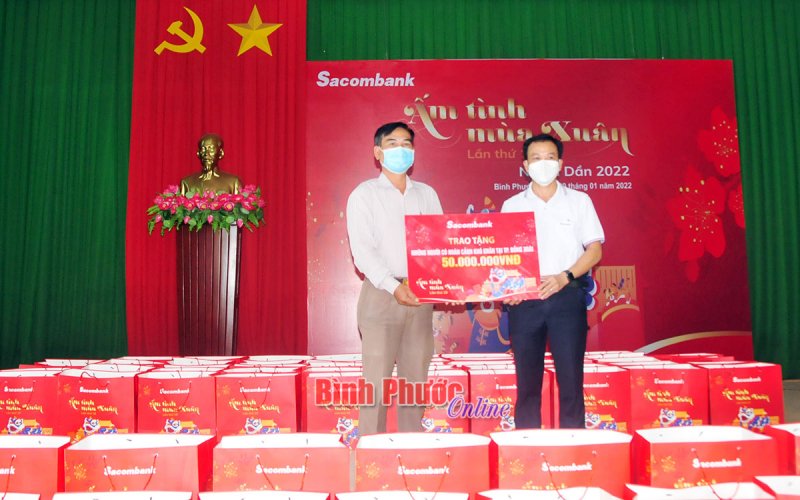 Sacombank chi nhánh Bình Phước tặng 100 phần quà cho người khó khăn 